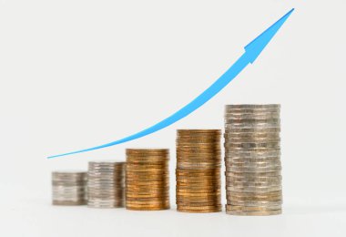 Para madeni para ile beyaz zemin üzerine mavi ok grafiği