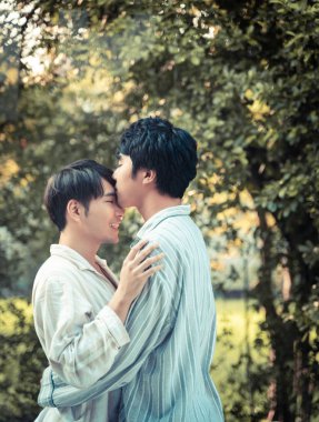 Eşcinsel çift evde.