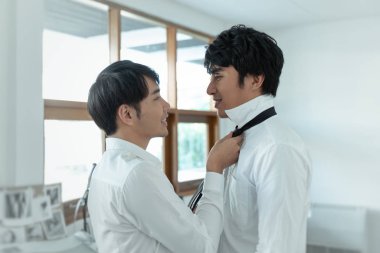 Elbise genç erkek çift Başlarken