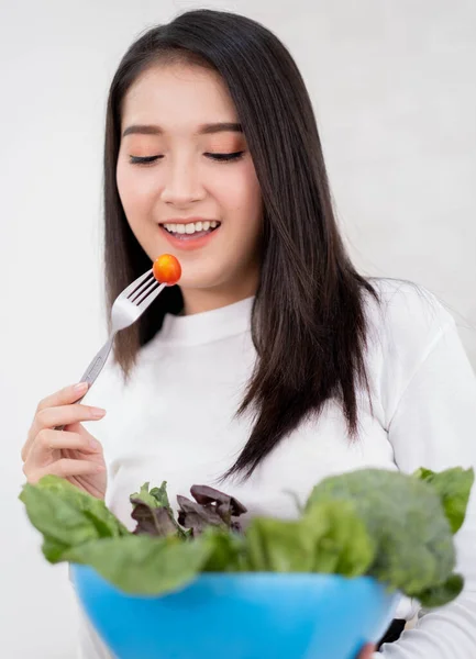 Joven Belleza Mujer Asiática Comiendo Ensalada Comida Saludable — Foto de Stock