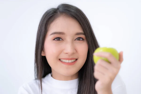 Zbliżenie Młody Azji Uśmiechnięta Kobieta Gospodarstwa Zielony Jabłko Rękę — Zdjęcie stockowe