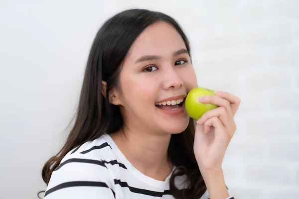 Close Jovem Asiático Sorrindo Mulher Segurando Maçã Verde Mão — Fotografia de Stock