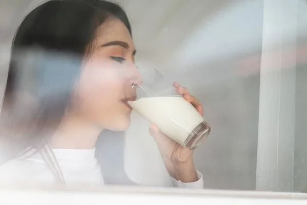 若い美しさアジアの女性はミルクと笑顔を飲む — ストック写真