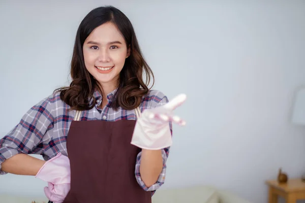 Young Asian Woman Smiling Apron Feather Duster Open Palm Hand — Stock Photo, Image