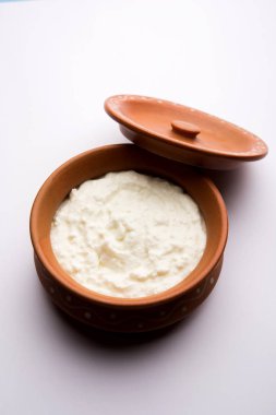 Düz lor veya yoğurt veya Dahi Hintçe, moody arka plan üzerinde bir kasede servis. Seçici odak