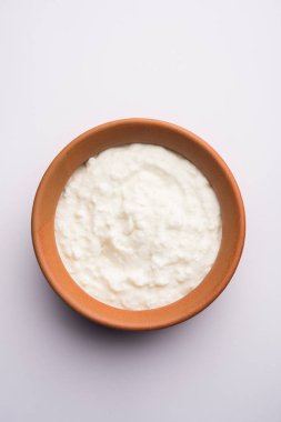 Düz lor veya yoğurt veya Dahi Hintçe, moody arka plan üzerinde bir kasede servis. Seçici odak