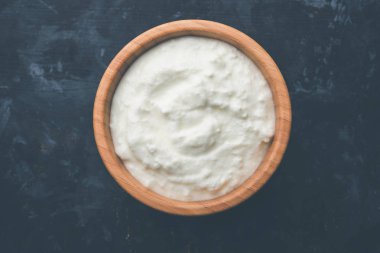 Düz lor veya yoğurt veya Dahi Hintçe, moody arka plan üzerinde bir kasede servis. Seçici odak