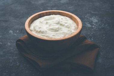 Düz lor veya yoğurt veya Dahi Hintçe, moody arka plan üzerinde bir kasede servis. Seçici odak