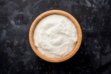 Düz lor veya yoğurt veya Dahi Hintçe, moody arka plan üzerinde bir kasede servis. Seçici odak