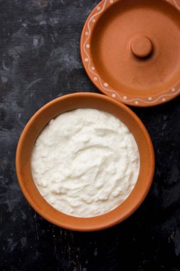 Düz lor veya yoğurt veya Dahi Hintçe, moody arka plan üzerinde bir kasede servis. Seçici odak