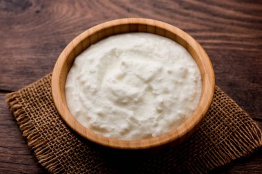 Düz lor veya yoğurt veya Dahi Hintçe, moody arka plan üzerinde bir kasede servis. Seçici odak