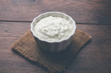 Düz lor veya yoğurt veya Dahi Hintçe, moody arka plan üzerinde bir kasede servis. Seçici odak