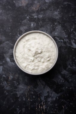 Düz lor veya yoğurt veya Dahi Hintçe, moody arka plan üzerinde bir kasede servis. Seçici odak