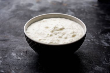 Düz lor veya yoğurt veya Dahi Hintçe, moody arka plan üzerinde bir kasede servis. Seçici odak