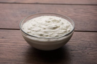 Düz lor veya yoğurt veya Dahi Hintçe, moody arka plan üzerinde bir kasede servis. Seçici odak