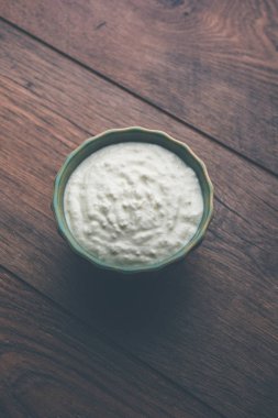 Düz lor veya yoğurt veya Dahi Hintçe, moody arka plan üzerinde bir kasede servis. Seçici odak