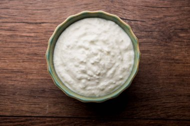 Düz lor veya yoğurt veya Dahi Hintçe, moody arka plan üzerinde bir kasede servis. Seçici odak