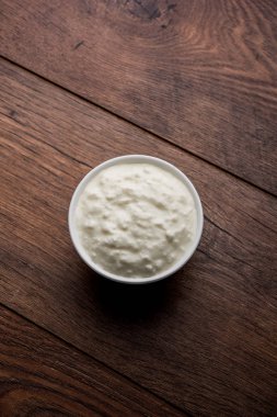 Düz lor veya yoğurt veya Dahi Hintçe, moody arka plan üzerinde bir kasede servis. Seçici odak