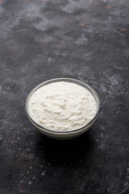 Düz lor veya yoğurt veya Dahi Hintçe, moody arka plan üzerinde bir kasede servis. Seçici odak