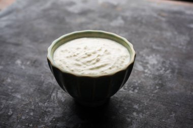 Düz lor veya yoğurt veya Dahi Hintçe, moody arka plan üzerinde bir kasede servis. Seçici odak