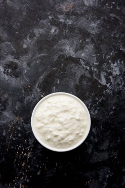 Düz lor veya yoğurt veya Dahi Hintçe, moody arka plan üzerinde bir kasede servis. Seçici odak