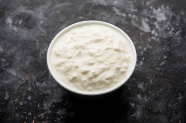 Düz lor veya yoğurt veya Dahi Hintçe, moody arka plan üzerinde bir kasede servis. Seçici odak