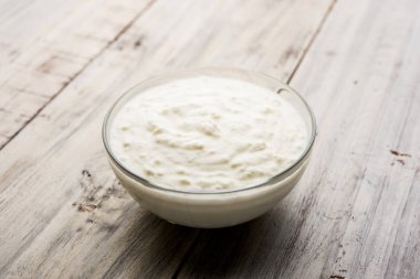 Düz lor veya yoğurt veya Dahi Hintçe, moody arka plan üzerinde bir kasede servis. Seçici odak