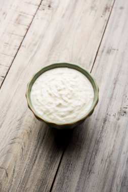 Düz lor veya yoğurt veya Dahi Hintçe, moody arka plan üzerinde bir kasede servis. Seçici odak