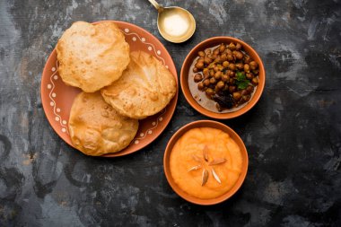 Suji/Sooji Halwa Puri veya Shira Poori Kahvaltı, servis tabağı ve kase. seçici odak