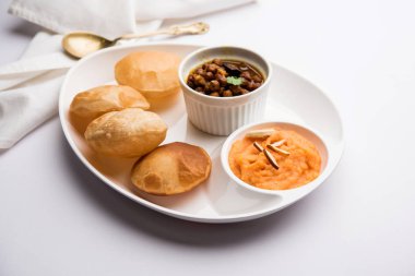 Suji/Sooji Halwa Puri veya Shira Poori Kahvaltı, servis tabağı ve kase. seçici odak