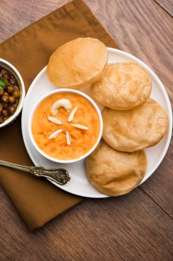 Suji/Sooji Halwa Puri veya Shira Poori Kahvaltı, servis tabağı ve kase. seçici odak