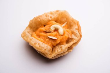 Suji/Sooji Halwa Puri veya Shira Poori Kahvaltı, servis tabağı ve kase. seçici odak