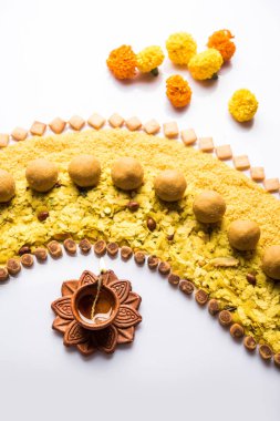 Rangoli veya Hint aperatifler/tatlı ve diya veya lamba Diwali festivali kutlama için kullanılarak yapılan tasarım