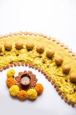 Rangoli veya Hint aperatifler/tatlı ve diya veya lamba Diwali festivali kutlama için kullanılarak yapılan tasarım