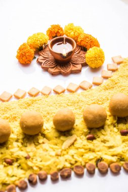 Rangoli veya Hint aperatifler/tatlı ve diya veya lamba Diwali festivali kutlama için kullanılarak yapılan tasarım