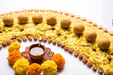 Rangoli veya Hint aperatifler/tatlı ve diya veya lamba Diwali festivali kutlama için kullanılarak yapılan tasarım