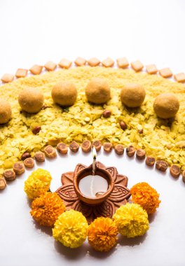 Rangoli veya Hint aperatifler/tatlı ve diya veya lamba Diwali festivali kutlama için kullanılarak yapılan tasarım
