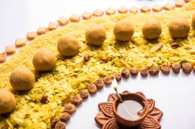 Rangoli veya Hint aperatifler/tatlı ve diya veya lamba Diwali festivali kutlama için kullanılarak yapılan tasarım
