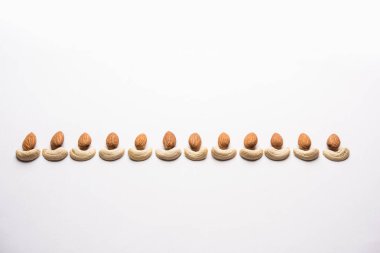 Diwali diya kavramı Cachew/Kaju ve badem/Badam aoing kandil ve çiçekler ile kullanma