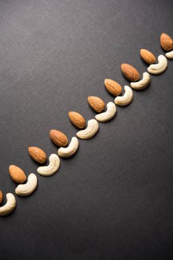 Diwali diya kavramı Cachew/Kaju ve badem/Badam aoing kandil ve çiçekler ile kullanma