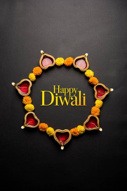 Tatlılar, ya da yangın kraker veya Diya veya çiçek, seçici odak kullanılarak yapılan mutlu Diwali tebrik kartı