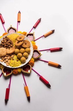 Tatlılar, ya da yangın kraker veya Diya veya çiçek, seçici odak kullanılarak yapılan mutlu Diwali tebrik kartı