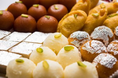 Tatlılar, ya da yangın kraker veya Diya veya çiçek, seçici odak kullanılarak yapılan mutlu Diwali tebrik kartı