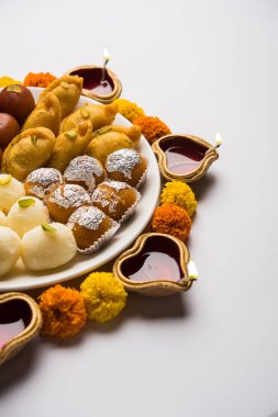 Tatlılar, ya da yangın kraker veya Diya veya çiçek, seçici odak kullanılarak yapılan mutlu Diwali tebrik kartı