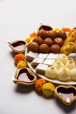 Tatlılar, ya da yangın kraker veya Diya veya çiçek, seçici odak kullanılarak yapılan mutlu Diwali tebrik kartı