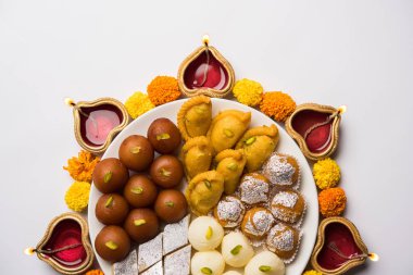 Tatlılar, ya da yangın kraker veya Diya veya çiçek, seçici odak kullanılarak yapılan mutlu Diwali tebrik kartı