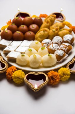 Tatlılar, ya da yangın kraker veya Diya veya çiçek, seçici odak kullanılarak yapılan mutlu Diwali tebrik kartı