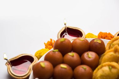 Tatlılar, ya da yangın kraker veya Diya veya çiçek, seçici odak kullanılarak yapılan mutlu Diwali tebrik kartı