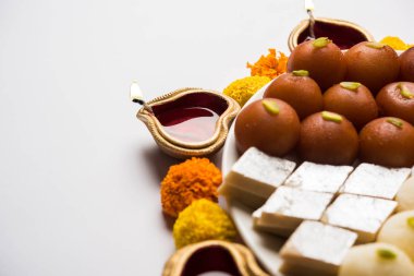 Tatlılar, ya da yangın kraker veya Diya veya çiçek, seçici odak kullanılarak yapılan mutlu Diwali tebrik kartı