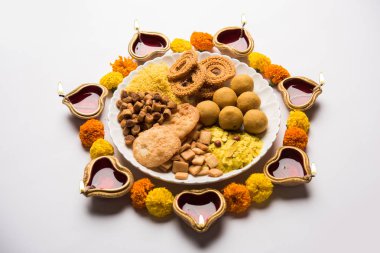 Tatlılar, ya da yangın kraker veya Diya veya çiçek, seçici odak kullanılarak yapılan mutlu Diwali tebrik kartı